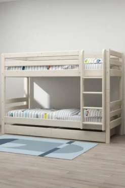 FLEXA Classic Etagenbett mit senk, Leiter und 2 Schubladen weiß lasiert