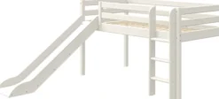 FLEXA Classic Halbhohes Bett mit senk. Leiter und Rutsche weiß lasiert