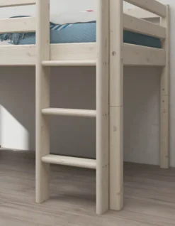 FLEXA Classic Halbhohes Bett mit senk. Leiter und Rutsche weiß lasiert