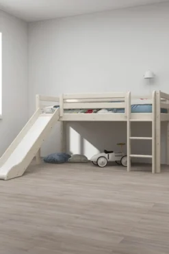 FLEXA Classic Halbhohes Bett mit senk. Leiter und Rutsche weiß lasiert