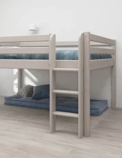FLEXA Classic Halbhohes Bett 140x200cm mit senk. Leiter grau lasiert