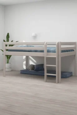 FLEXA Classic Halbhohes Bett 140x200cm mit senk. Leiter grau lasiert