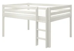 FLEXA Classic Halbhohes Bett 140x200cm mit senk. Leiter weiß lasiert