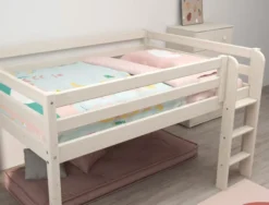 FLEXA Classic Halbhohes Bett 140x200cm mit senk. Leiter weiß lasiert