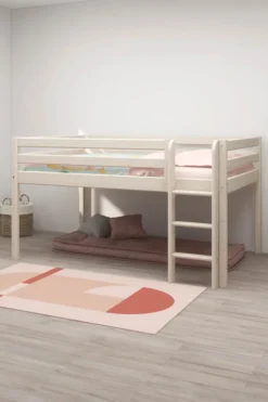 FLEXA Classic Halbhohes Bett 140x200cm mit senk. Leiter weiß lasiert