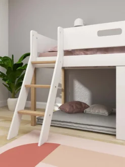 FLEXA Nor halbhohes Bett mit Schrägleiter und Baumhaus Panelen weiß/Eiche