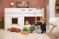 FLEXA Nor halbhohes Bett mit senkrechter Leiter und Baumhaus Panelen weiß/Eiche