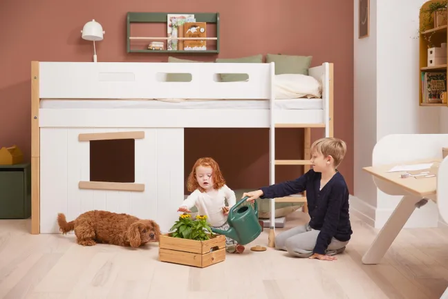 FLEXA Nor halbhohes Bett mit senkrechter Leiter und Baumhaus Panelen weiß/Eiche