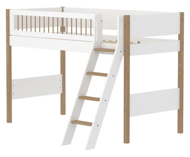 FLEXA Nor Mittelhohes Bett mit Schrägleiter und Streben Absturzsicherung weiß/eiche