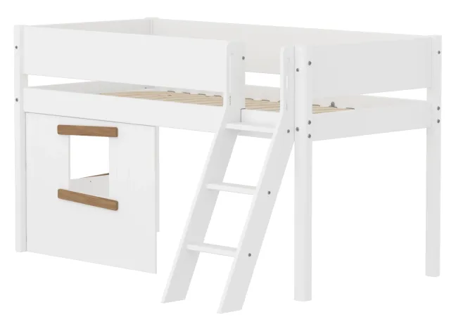 FLEXA White halbhohes Bett mit Schrägleiter, Baumhaus Panelen und Rillen Absturzsicherung weiß/Eiche