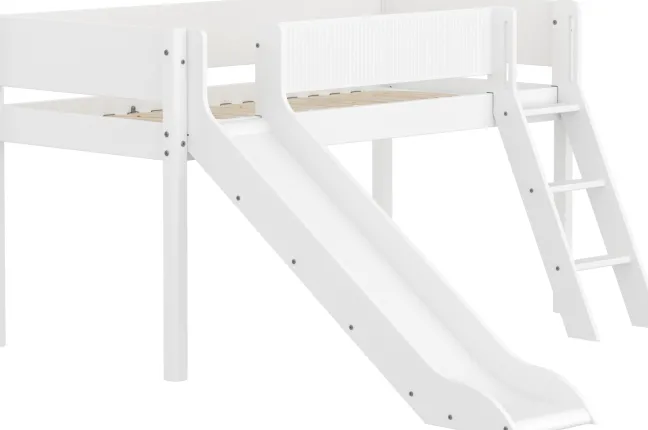 FLEXA White halbhohes Bett mit Schrägleiter, Rutsche und Rillen Absturzsicherung weiß