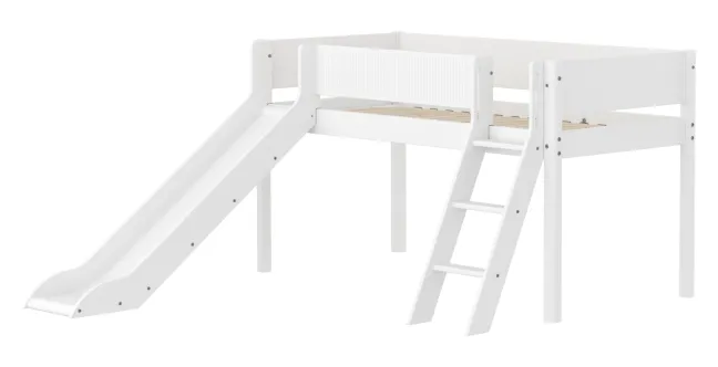 FLEXA White halbhohes Bett mit Schrägleiter, Rutsche und Rillen Absturzsicherung weiß