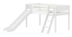 FLEXA White halbhohes Bett mit Schrägleiter, Rutsche und Streben Absturzsicherung weiß
