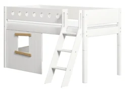 FLEXA White halbhohes Bett mit Schrägleiter und Baumhaus Panelen weiß/Eiche