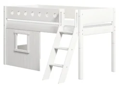 FLEXA White halbhohes Bett mit Schrägleiter und Baumhaus Panelen weiß
