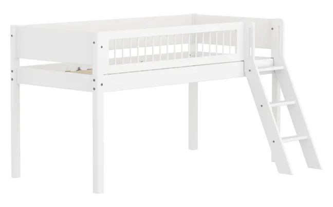 FLEXA White halbhohes Bett mit Schrägleiter und Streben Absturzsicherung weiß