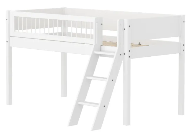 FLEXA White halbhohes Bett mit Schrägleiter und Streben Absturzsicherung weiß