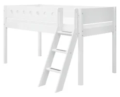 FLEXA White halbhohes Bett mit Schrägleiter weiß