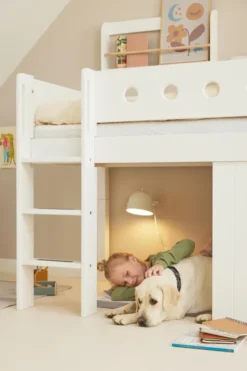 FLEXA White halbhohes Bett mit senkrechter Leiter und Baumhaus Panelen weiß