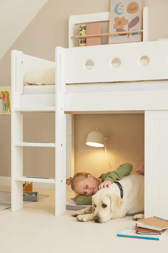 FLEXA White halbhohes Bett mit senkrechter Leiter und Baumhaus Panelen weiß