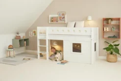 FLEXA White halbhohes Bett mit senkrechter Leiter und Baumhaus Panelen weiß