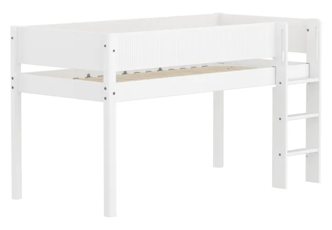 FLEXA White halbhohes Bett mit senkrechter Leiter und Rillen Absturzsicherung weiß
