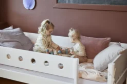 FLEXA White halbhohes Bett mit senkrechter Leiter weiß