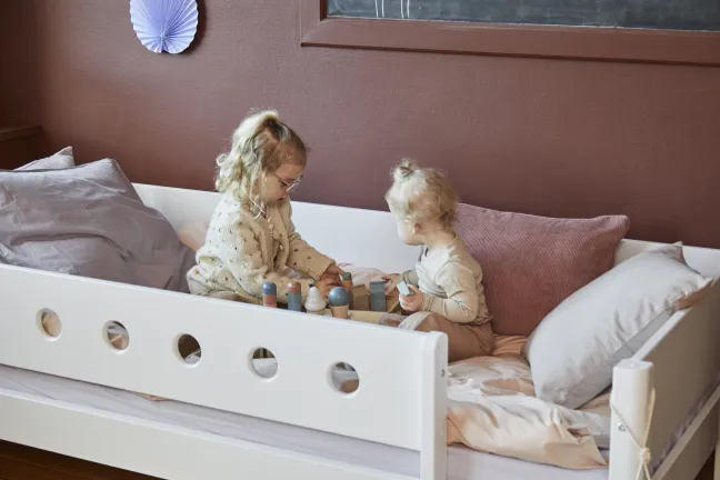 FLEXA White halbhohes Bett mit senkrechter Leiter weiß