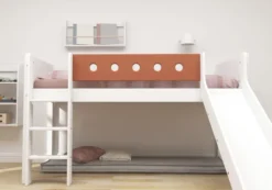 FLEXA White halbhohes Bett 90x200 cm mit senk. Leiter und Rutsche weiß/rotviolett Sale