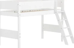 FLEXA White Mittelhohes Bett mit Schrägleiter und Rillen Absturzsicherung weiß