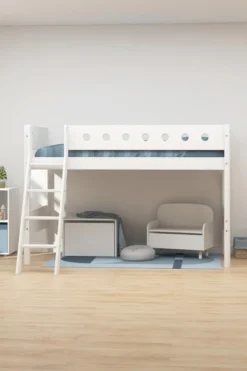 FLEXA White Mittelhohes Bett mit Schrägleiter weiß