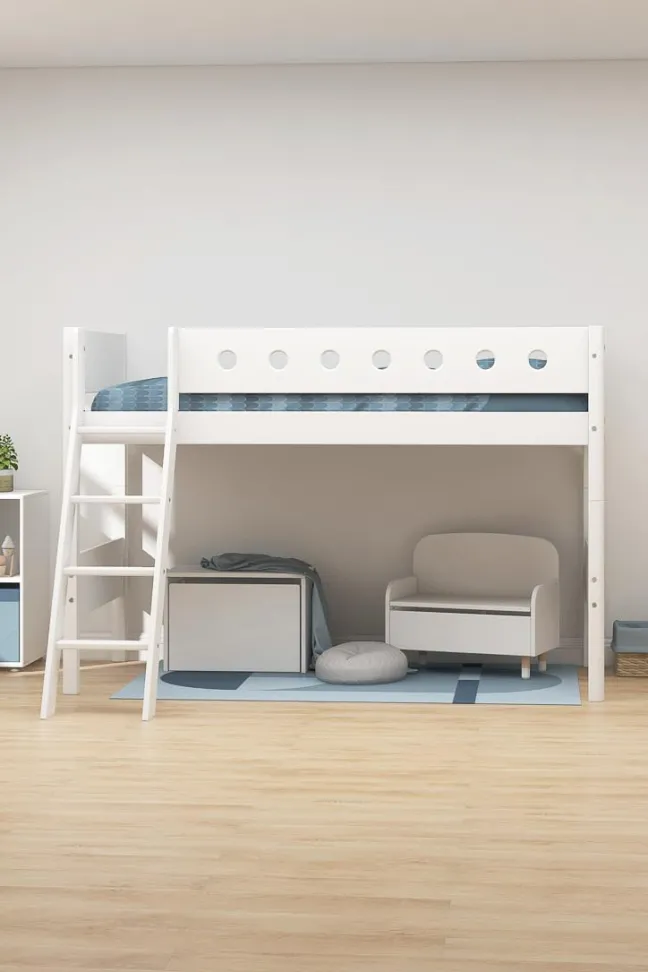 FLEXA White Mittelhohes Bett mit Schrägleiter weiß