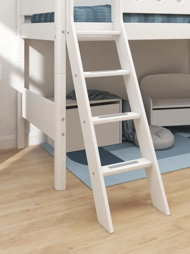 FLEXA White Mittelhohes Bett mit Schrägleiter weiß