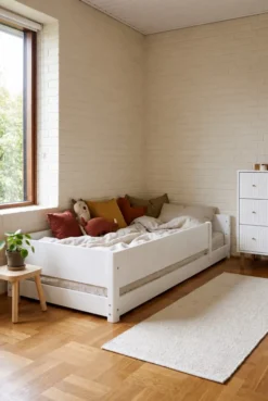 FLEXA White Montessori Bett 90x200cm mit 3/4 Rillen Abturzsicherung weiß