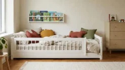 FLEXA White Montessori Bett 90x200cm mit Streben und 3/4 Absturzsicherung weiß