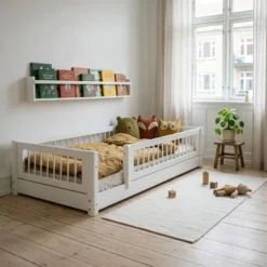 FLEXA White Montessori Bett 90x200cm mit Streben und 3/4 Absturzsicherung weiß