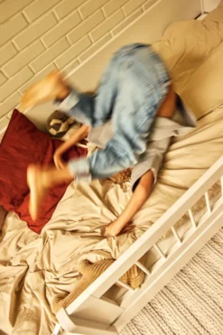 FLEXA White Tagesbett mit Streben Absturzsicherung weiß