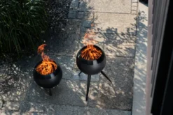 Höfats MOON 45 All Black Feuerkorb mit hohem Fuß schwarz