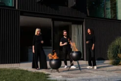 Höfats MOON 45 All Black Feuerkorb mit niedrigem Fuß schwarz
