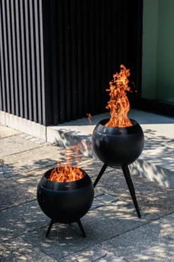Höfats MOON 45 All Black Feuerkorb mit niedrigem Fuß schwarz