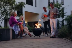 Höfats MOON 45 All Black Feuerkorb mit niedrigem Fuß schwarz