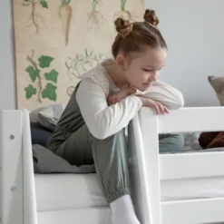 Hoppekids ECO Luxury Mittelhochbett Junior 70x160cm mit Rollrost und Schrägleiter weiß