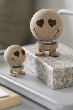 Hoptimist® Wackelfigur Smiley Love S Eiche braun