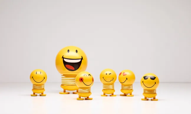 Hoptimist® Wackelfigur Smiley Love S gelb