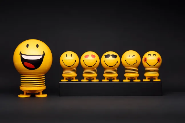 Hoptimist® Wackelfigur Smiley Love S gelb