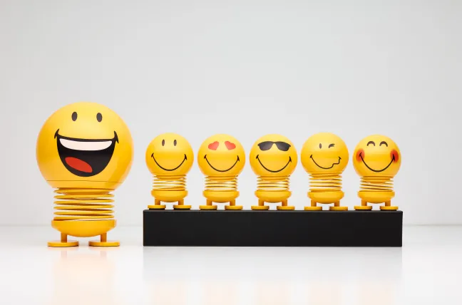 Hoptimist® Wackelfigur Smiley Love S gelb