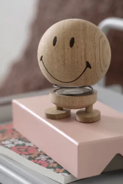 Hoptimist® Wackelfigur Smiley M Eiche braun