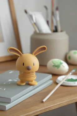 Hoptimist® Wackelfigur Soft Hase S gelb