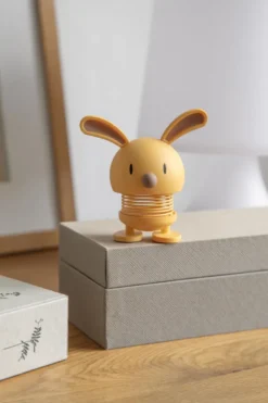 Hoptimist® Wackelfigur Soft Hase S gelb