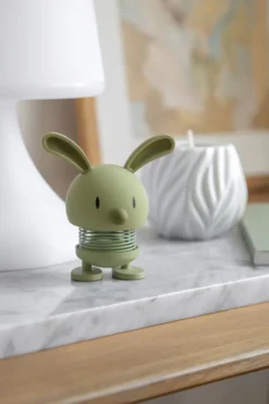 Hoptimist® Wackelfigur Soft Hase S grün